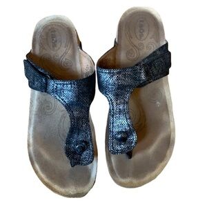 Taos Lucy thong style sandals Black & silver Size 8-8.5